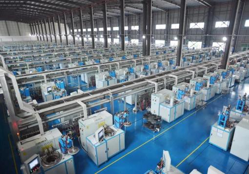 農村寒門出生,14歲就外出打工,身價千億卻嫁給了自己的司機